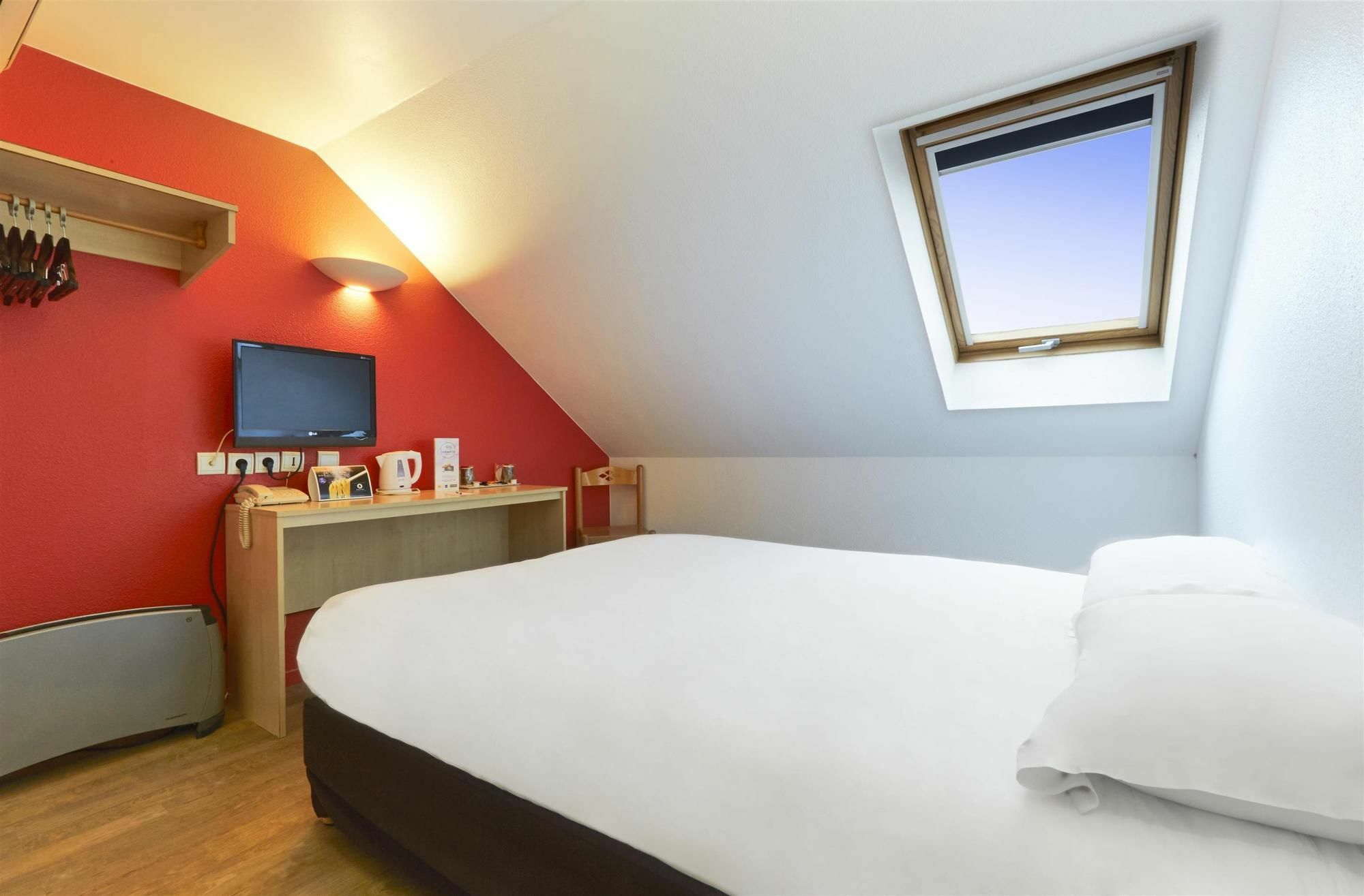 Comfort Hotel Etampes Exterior photo
